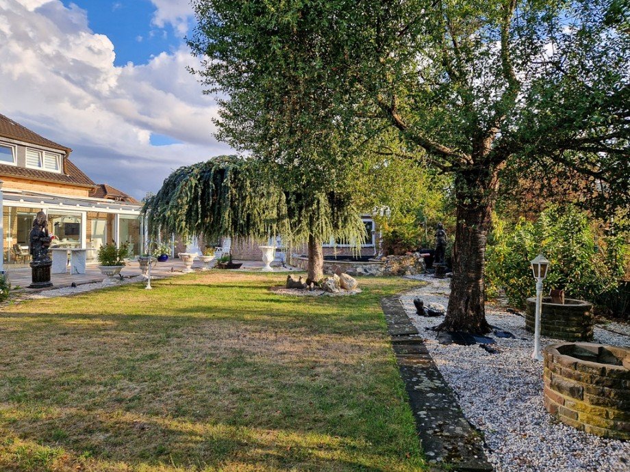 mit Rasenfl�che Mehrfamilienhaus N�rvenich