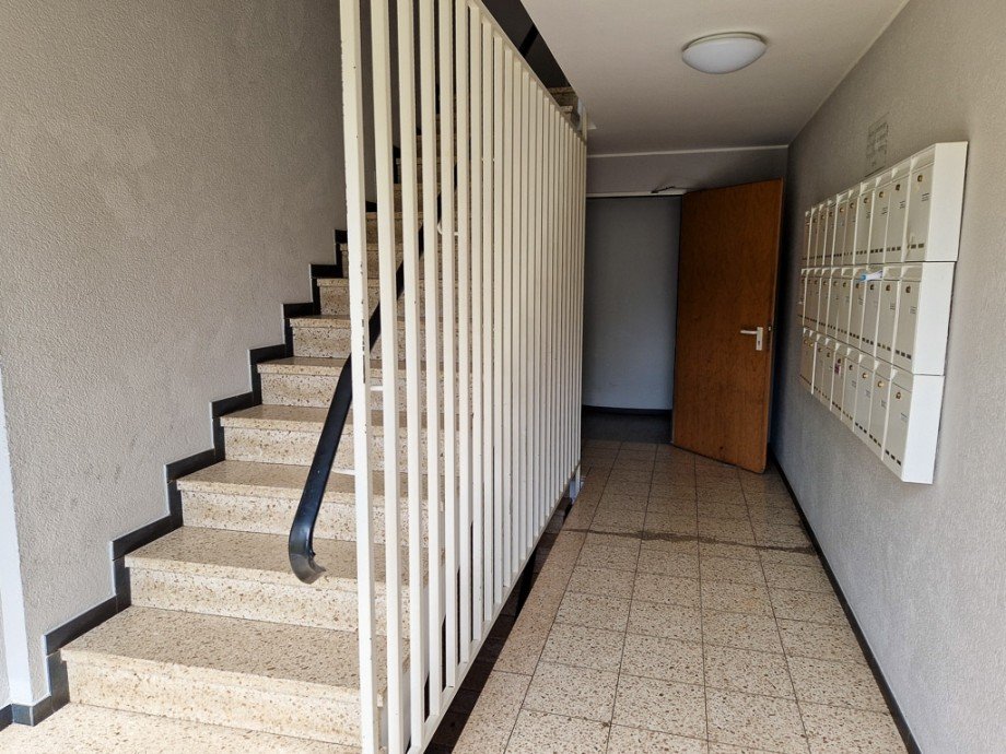 Flur mit Treppenhaus und Briefk�sten Etagenwohnung Langerwehe