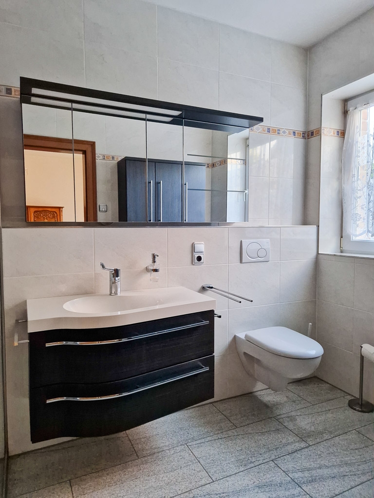 zum Duschbad mit 5,6 m� Mehrfamilienhaus N�rvenich