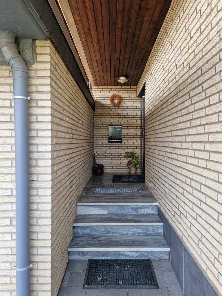 �berdachter Eingang Doppelhaush�lfte D�ren