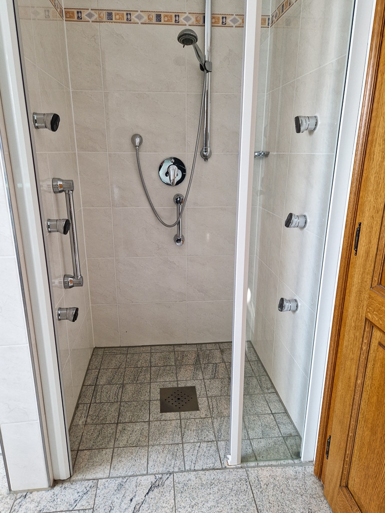 bodengleiche Wellnessdusche Mehrfamilienhaus N�rvenich