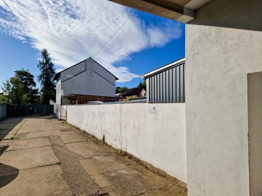 Innenhof des Nachbarhauses zur Garage Zweifamilienhaus D�ren