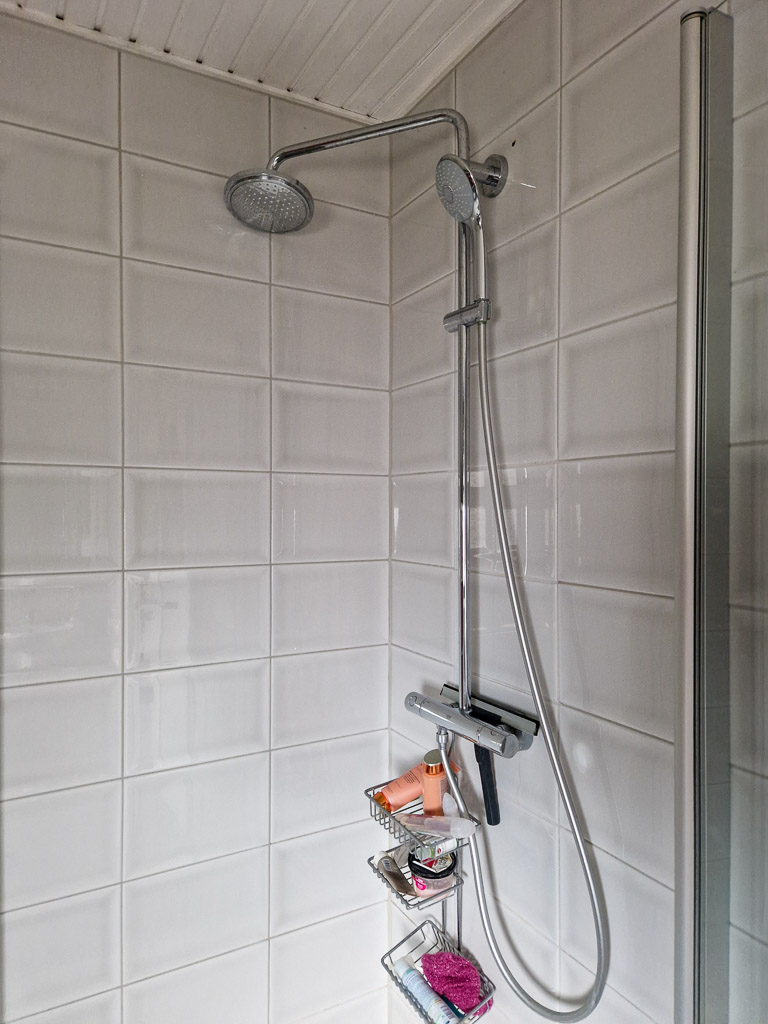 Fliesen bis zur Decke Doppelhaush�lfte D�ren