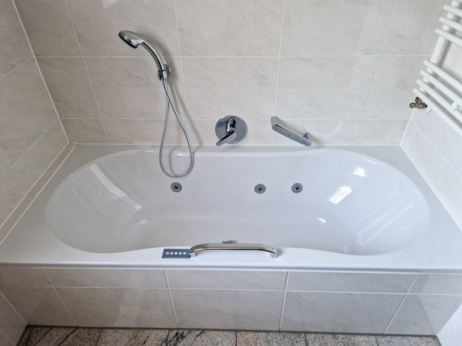 hochwertige Whirlpoolbadewanne Mehrfamilienhaus N�rvenich