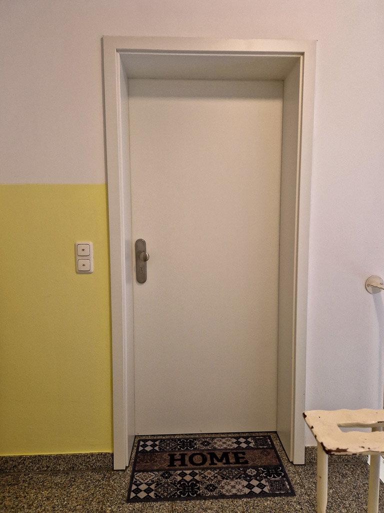 T�r zur 73 m� Wohnung im Dachgeschoss Mehrfamilienhaus N�rvenich