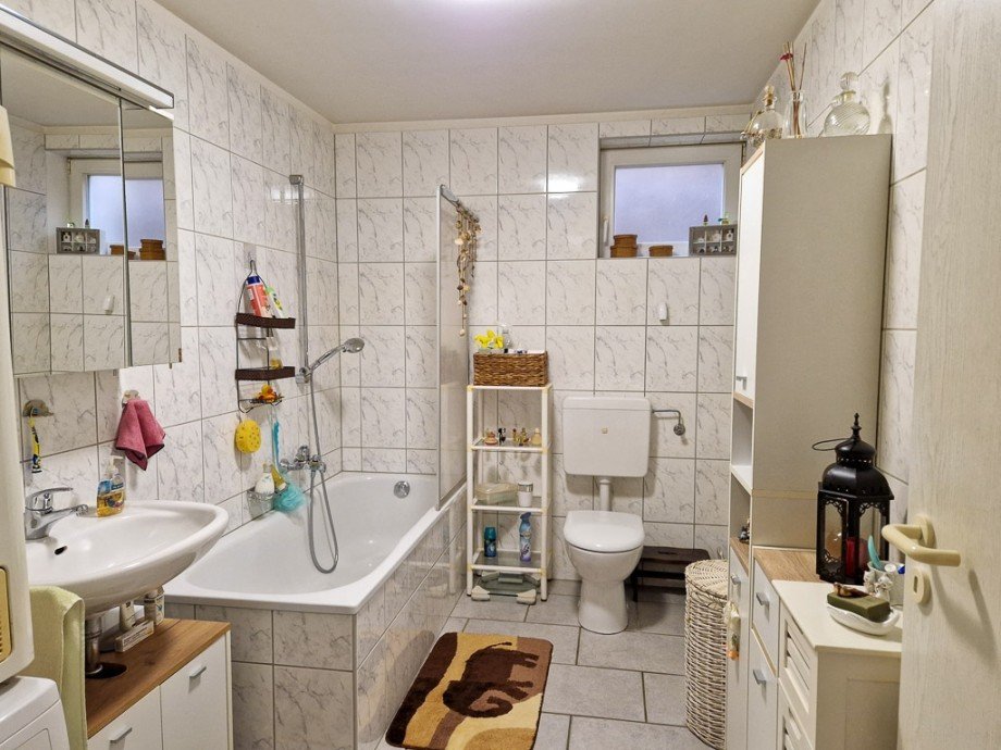 Badezimmer mit Fenster Mehrfamilienhaus N�rvenich