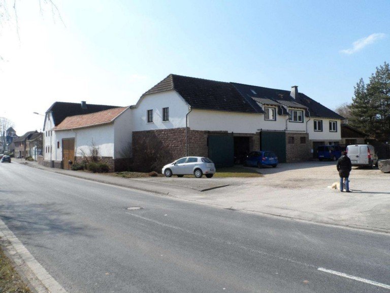 verkauft gro�er Vierseithof mit Garagen Heimbach-Hergarten Bauernhaus Gro�er Vierseithof mit 2 H�usern und 1 Wohnung, Weidefl�che + weitere Nutz- und Ausbaum�glichkeiten