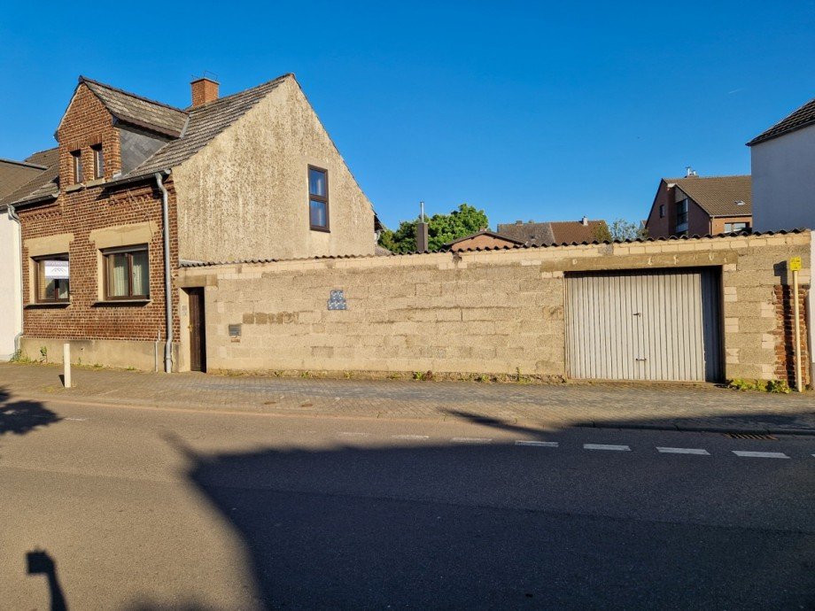 Mauer zur Stra�e mit Eingang und Garagentor Doppelhaush�lfte D�ren