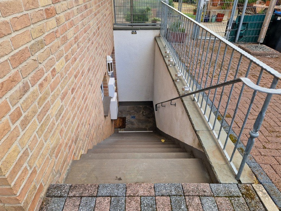 Treppe zum Mehrfamilienhaus N�rvenich