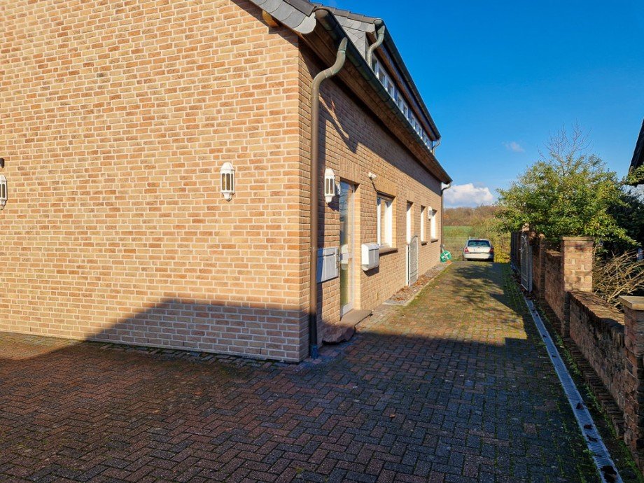 Zufahrt zu den hinteren beiden Stellpl�tzen Mehrfamilienhaus N�rvenich