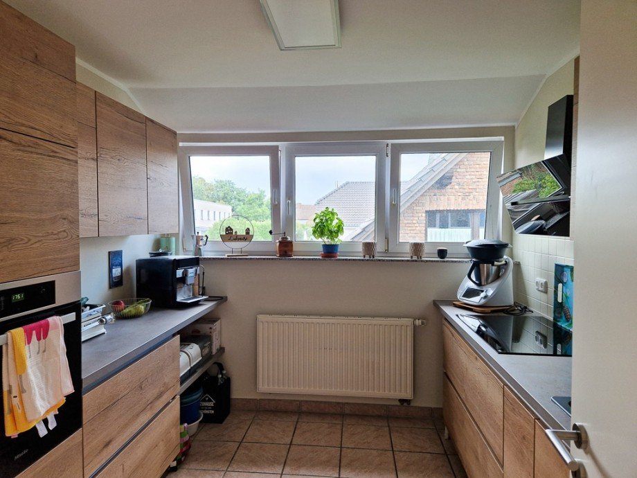 K�che mit gro�en Fenstern Mehrfamilienhaus N�rvenich
