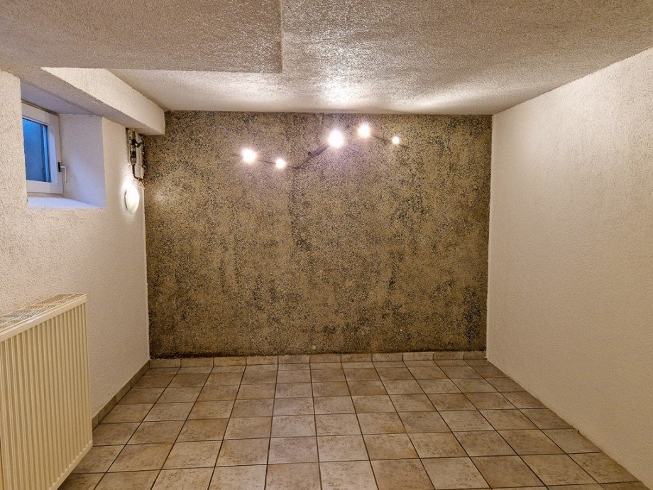 Keller, gefliest mit Mehrfamilienhaus N�rvenich