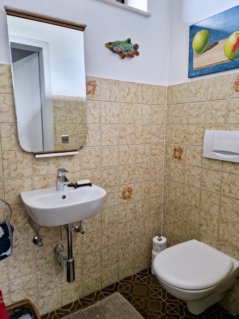 G�ste WC Doppelhaush�lfte D�ren