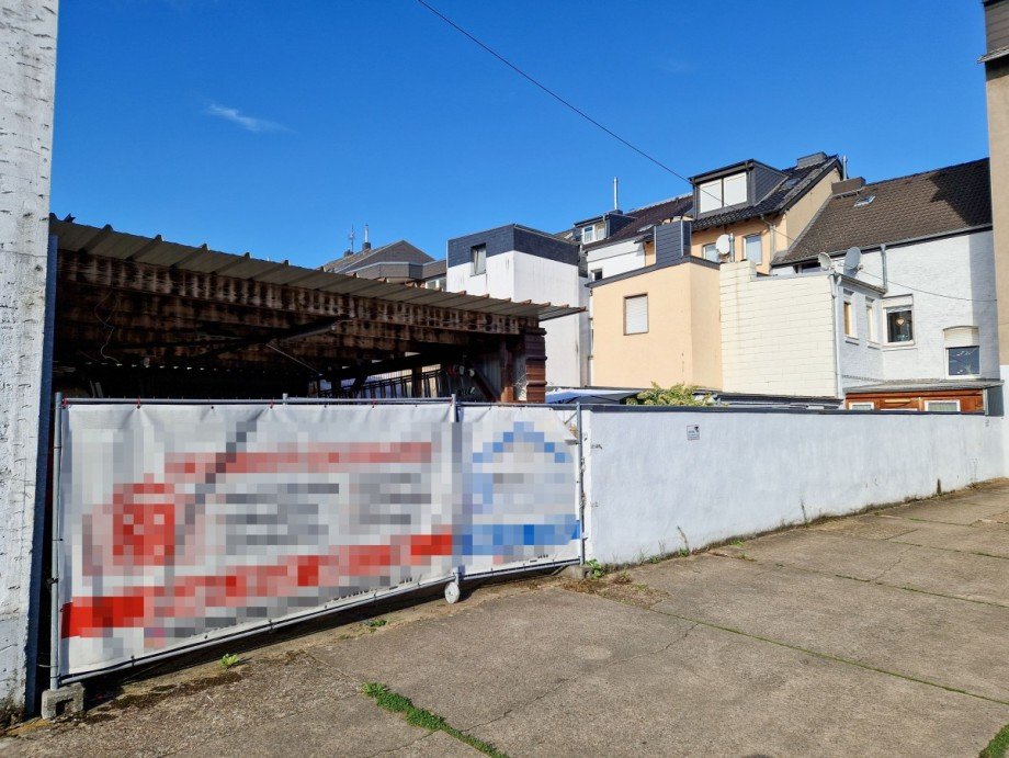 R�ckseite mit der Doppelgarage Mehrfamilienhaus D�ren