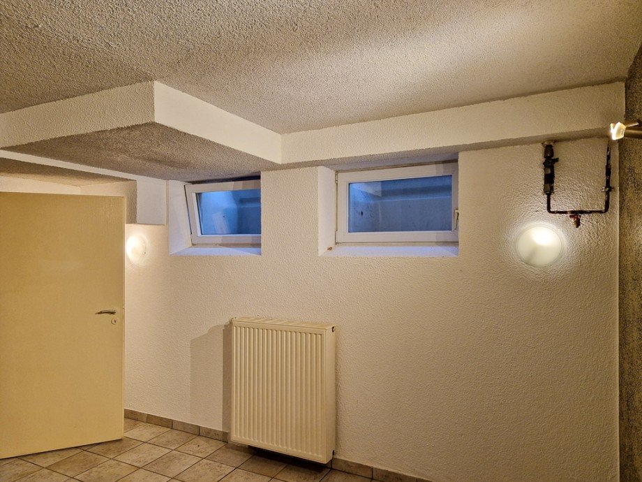 Heizk�rper und Mehrfamilienhaus N�rvenich