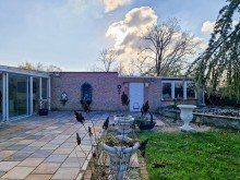 seitlicher Zugang zum Gartenhaus hinter der Garage N�rvenich, 4-Familienhaus mit 500 m� Wohnfl�che, freier Luxuswohnung im EG, Doppelgarage und Garten