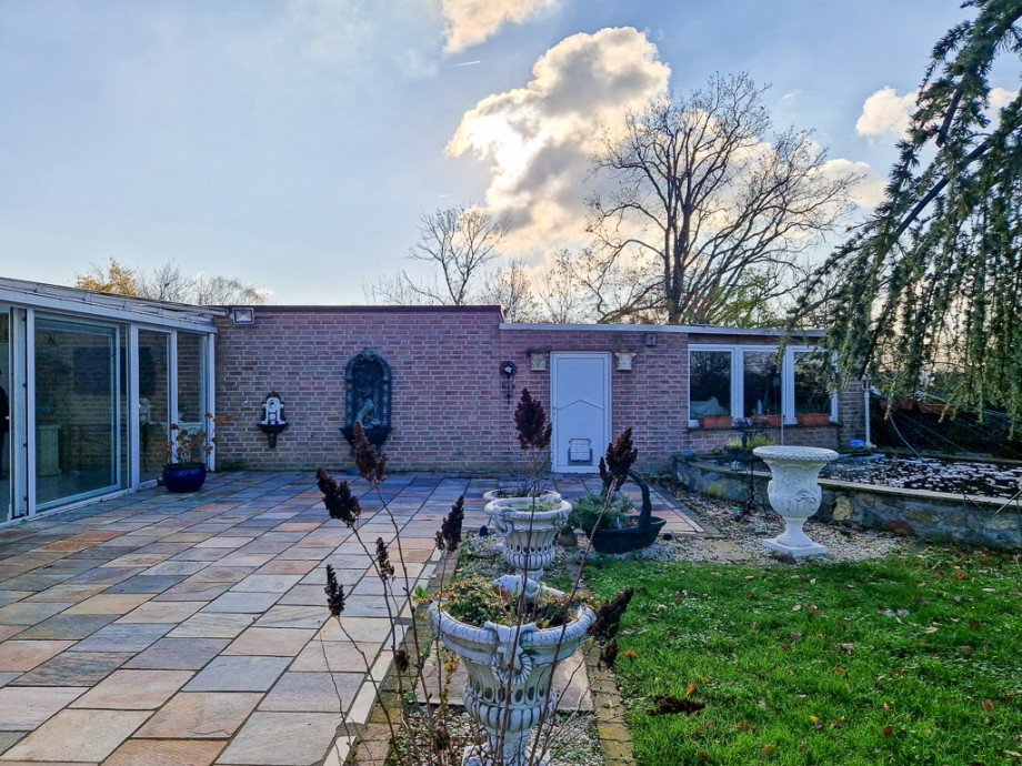 seitlicher Zugang zum Gartenhaus hinter der Garage Mehrfamilienhaus N�rvenich