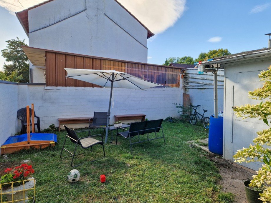 kleiner Garten und Seite der �berdachung vor der Garage Mehrfamilienhaus D�ren