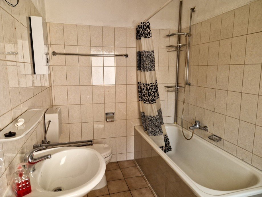 Bad mit Wanne Mehrfamilienhaus D�ren