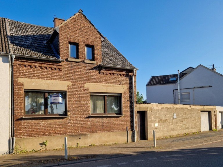 Wohnhaus mit Einliegerwohnung und �berdachtem Lagerbereich mit offener Garage D�ren Doppelhaush�lfte Wohnhaus mit Einliegerwohnung, Innenhof, Garten, Garage und Lagerfl�che in D�ren Merken