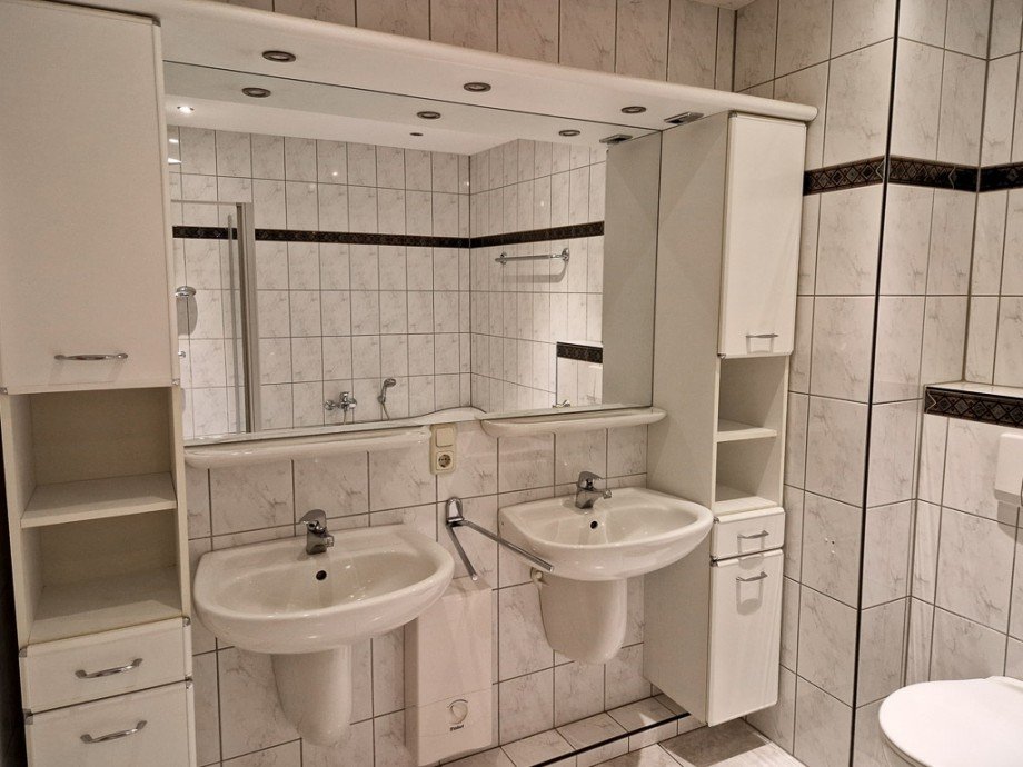 mit 2 Waschbecken Reihenendhaus Kreuzau