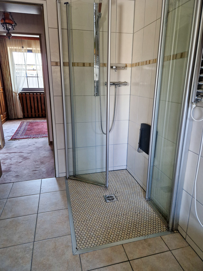 bodengleiche Dusche mit wegklappbaren Glast�ren Bungalow Linnich