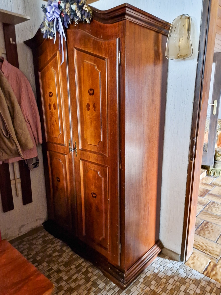 Garderobenschrank und Durchgang zum Einfamilienhaus D�ren
