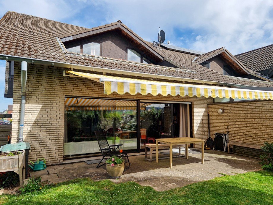 ausfahrbare Markise Doppelhaush�lfte D�ren