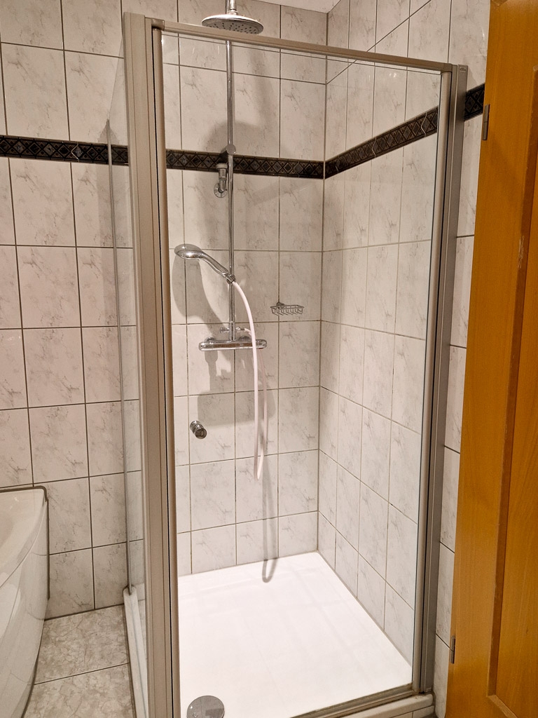 Dusche mit niedrigem Einstieg Reihenendhaus Kreuzau